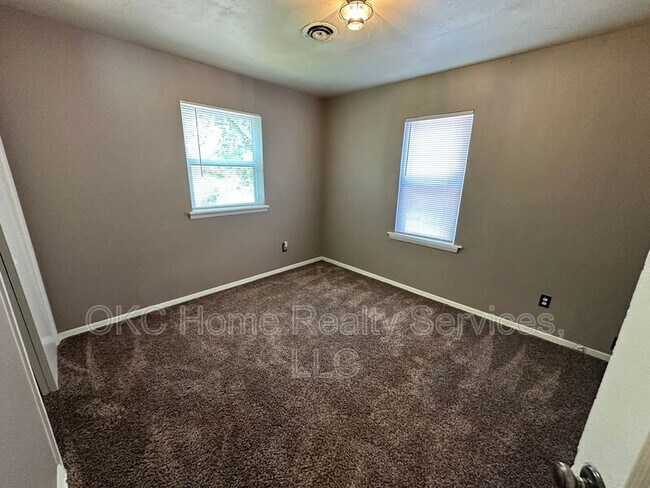 Building Photo - 4913 N Willow Ave