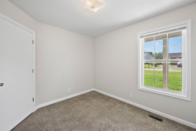 Building Photo - Cozy Charm Meets Modern Touches in Oak Grove
