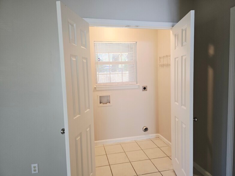 Building Photo - 200 E Mell St