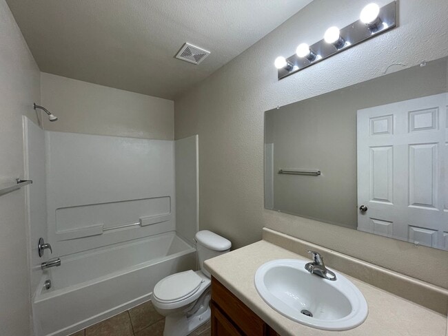Building Photo - Townhome for rent