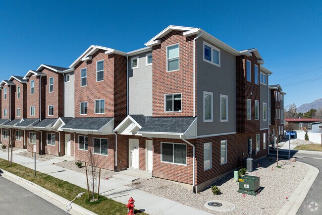 Building Photo - Villas at the Pointe