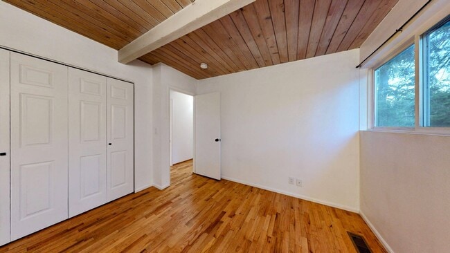 Building Photo - Available April 1 in Richmond Highlands