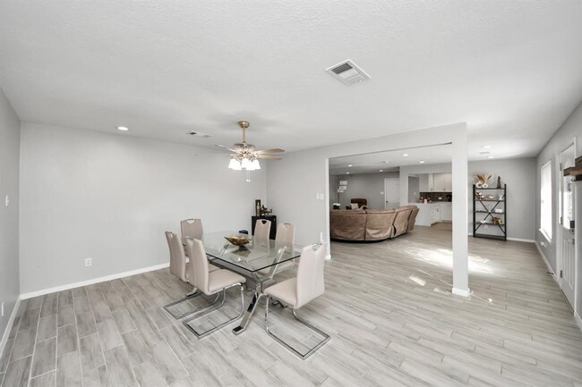 Building Photo - 2402 Bammel Timbers Ln