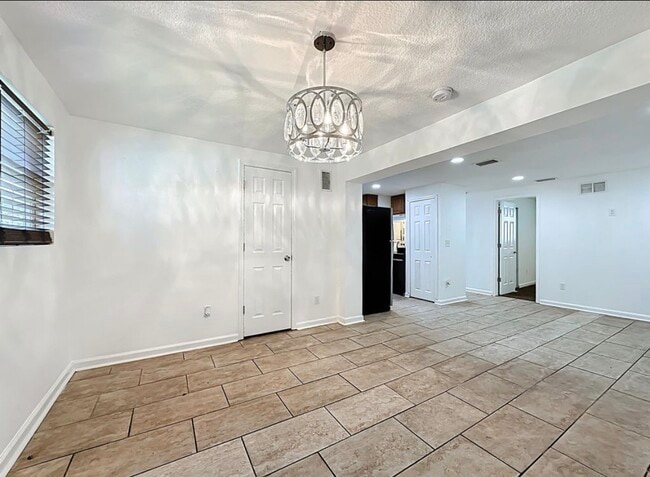 Building Photo - 2842 Lucoma Dr