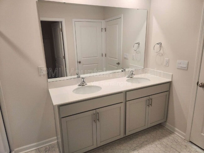 Building Photo - 568 Country Oak Dr