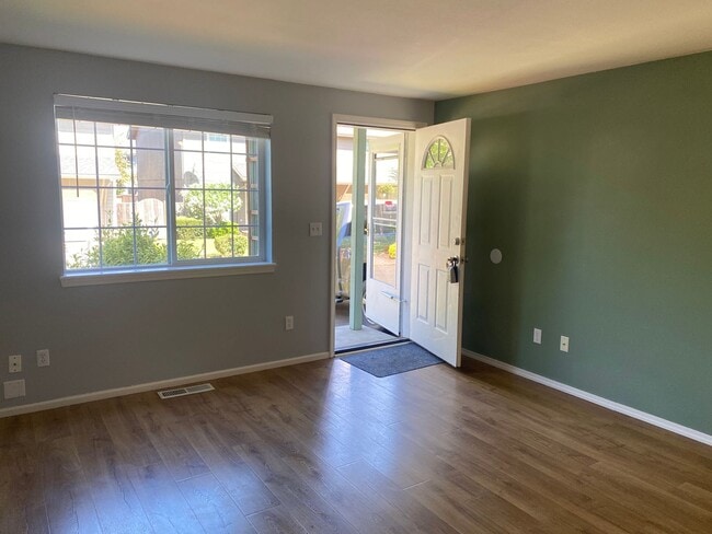 Building Photo - Spacious 3-Bedroom, 2.5-Bath Townhouse In ...