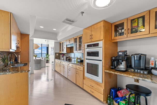 Building Photo - 520 Brickell Key Dr