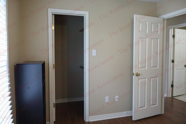 Building Photo - 629 S Barnett Springs St