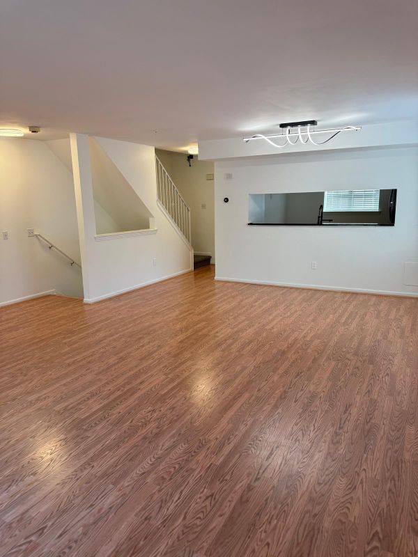 Building Photo - 1372 Village Dr