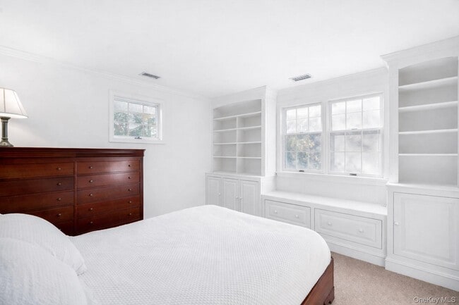 Building Photo - 45 Quogue St