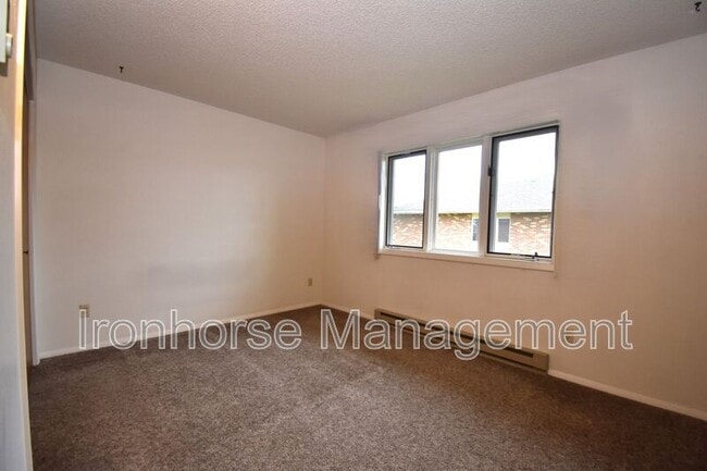 Building Photo - 809 W Villard St