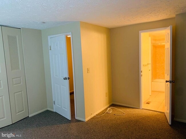 Building Photo - 30 Valleyside Ct
