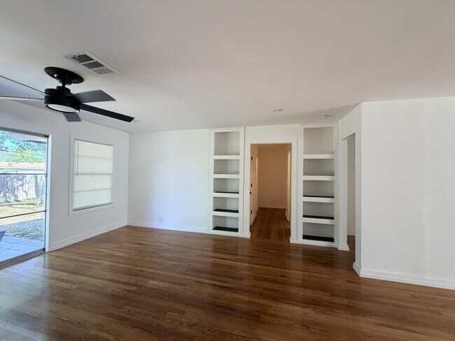 Building Photo - 914 Belmeade Dr