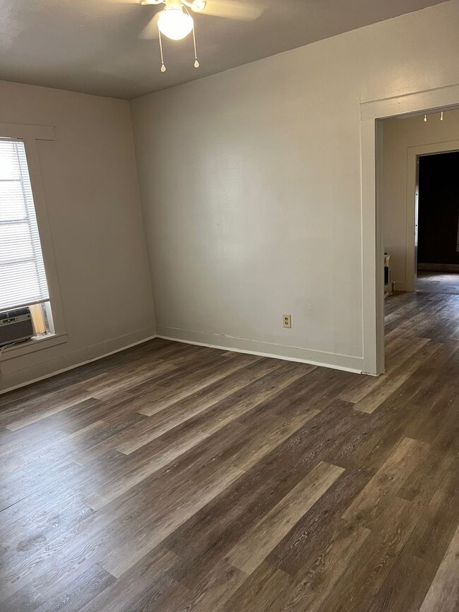Building Photo - Large 3/2 Home in Sweetwater with Shop