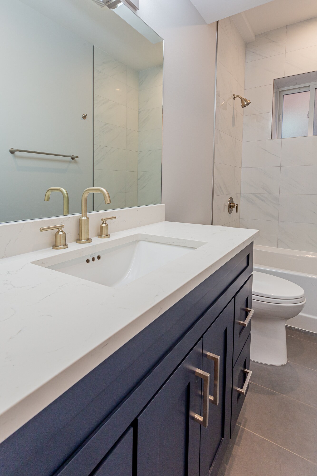 Shared Bath - 6527 N Newgard Ave