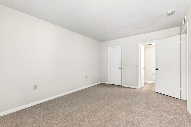 Building Photo - Charming 2BR Bolinwood Condo in Prime Chapel Hill Location!