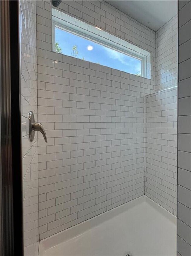 Building Photo - Nice modern 1 bed 1 bath apartment near Campus