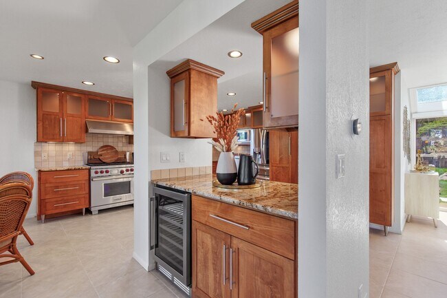 Building Photo - Beautifully Remodeled Execute Home - Parti...