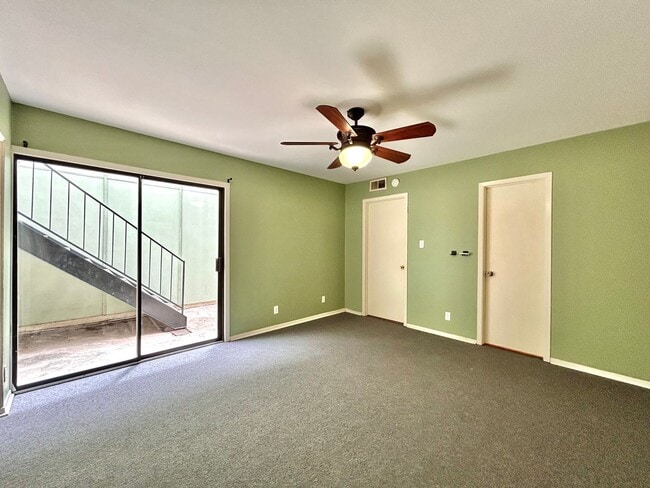 Building Photo - Beautiful 3BR/2BA Two-Level Home with Tall...