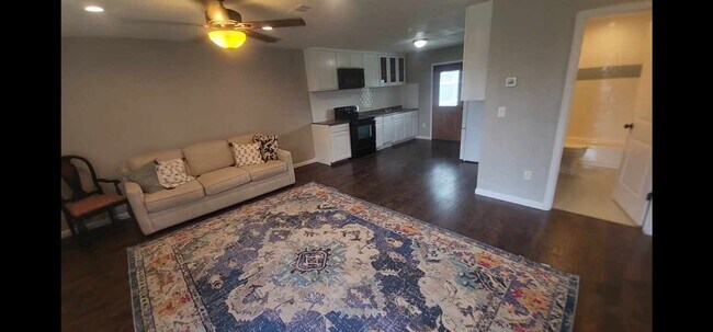 Building Photo - Granbury TX ; 2 bed 1 bath duplex! Water provided