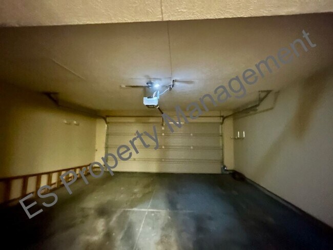 Building Photo - Wonderful 3 Bedroom 2.5 Bathroom Two Story...