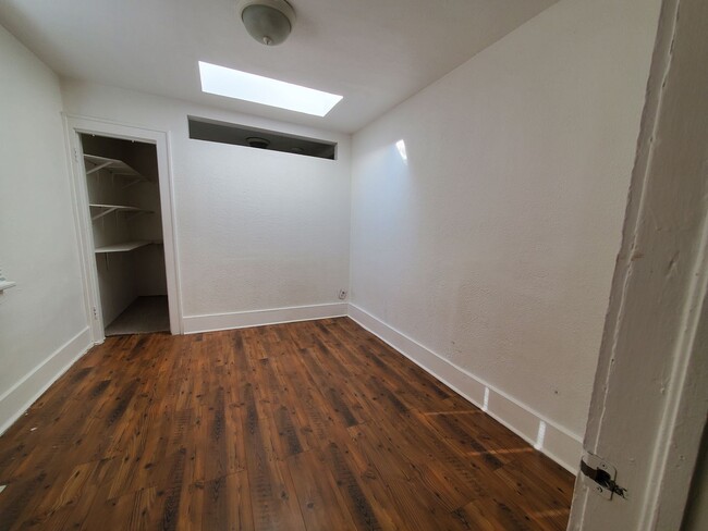 Building Photo - 4 bedroom 2 Bath Duplex for Rent. GREAT LO...