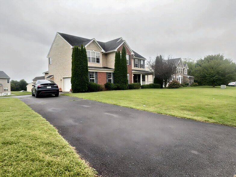 Driveway - 15024 Burgandine Ave