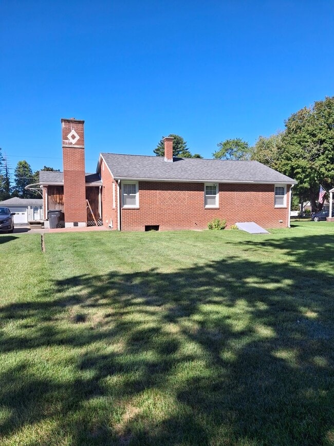 Building Photo - Charming 3-Bedroom Home with Backyard & Of...