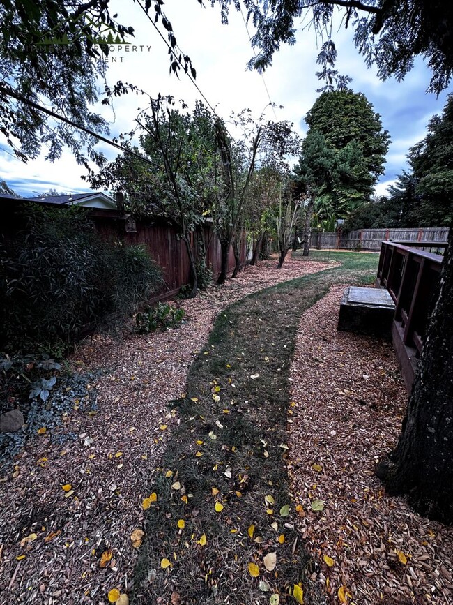 Building Photo - Charming 3-bedroom 2 bath home in Eugene