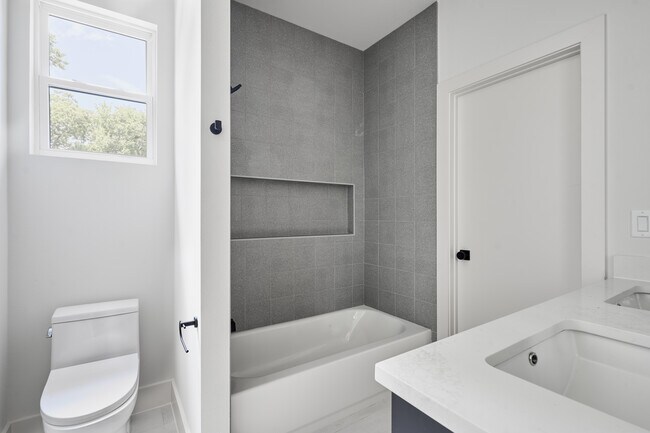 Building Photo - 412 Hackberry Ln