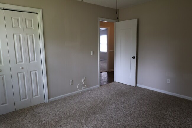 Building Photo - 214 Oakleaf Dr