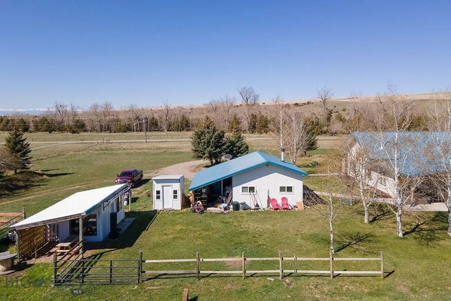 Building Photo - Incredible 5Bed, 2.5Bath home on 4 Acres with an ADU in Manhattan School District. Livestock allo...