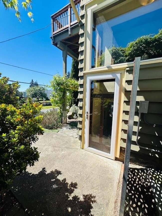 Building Photo - 2Bd/1Ba Seattle Home