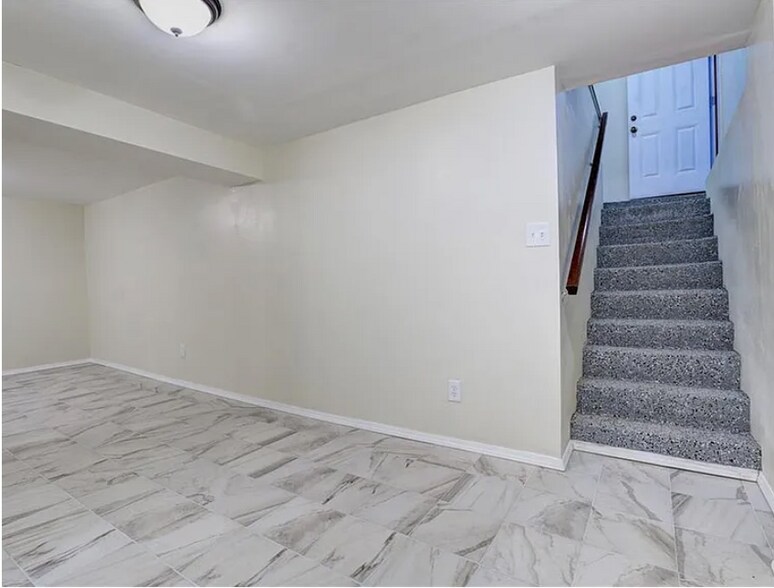 Building Photo - 5517 Willow Ave