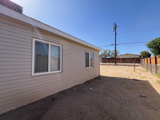 Building Photo - 3 Bedroom 2 Bathroom House Located Near Ca...