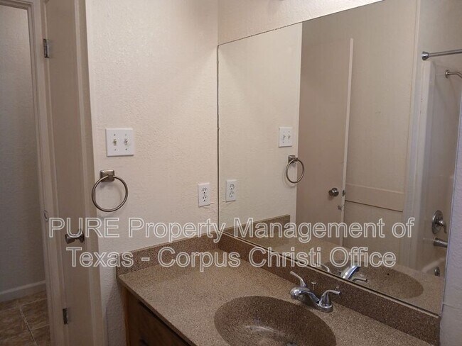 Building Photo - 2255 Lombardy Dr