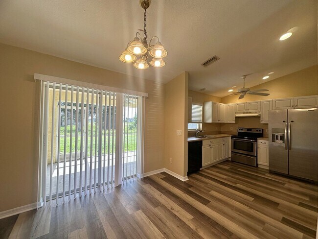 Building Photo - Great Location! 3 Bed, 2 Bath with Screened Lanai & More