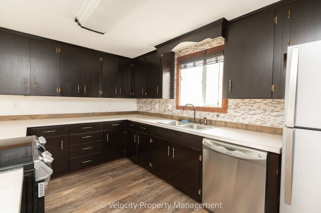 Building Photo - Charming Country Home!