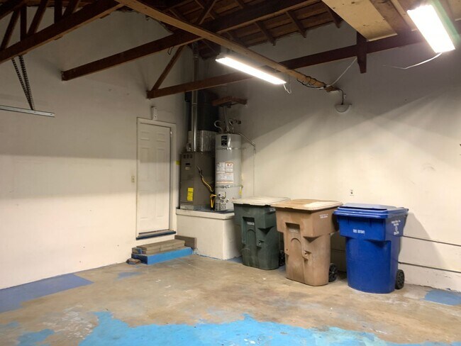 Building Photo - Super Cute 3 Bedroom Home For Rent in Oildale - $1695 Rent Available mid June