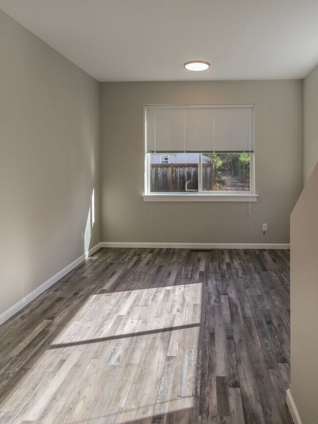 Building Photo - Market St Duplex