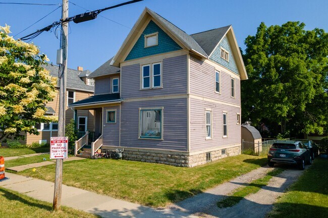 Building Photo - For Rent: 5 bed / 2 bath home in Oshkosh