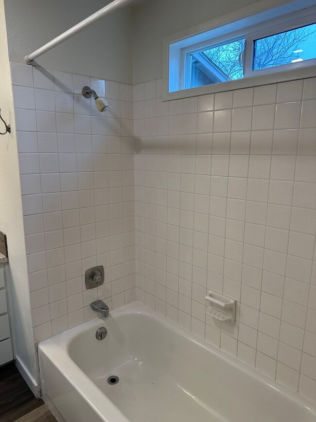 Building Photo - Beautifully updated 3 bedroom 1 1/2 bath h...