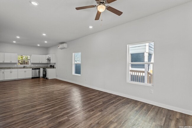 Building Photo - 117 Magendie St