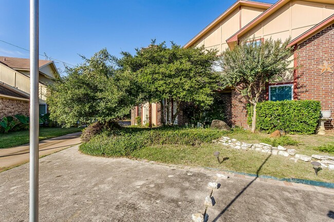 Building Photo - Great 2 Bed 2 Bath Townhouse in S Arlington- 76017