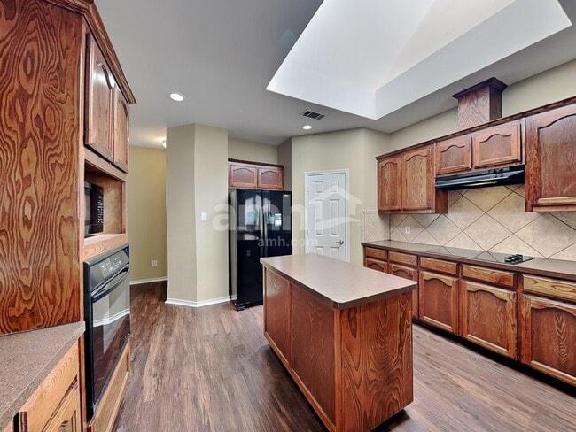 Building Photo - 8000 Bonito Dr