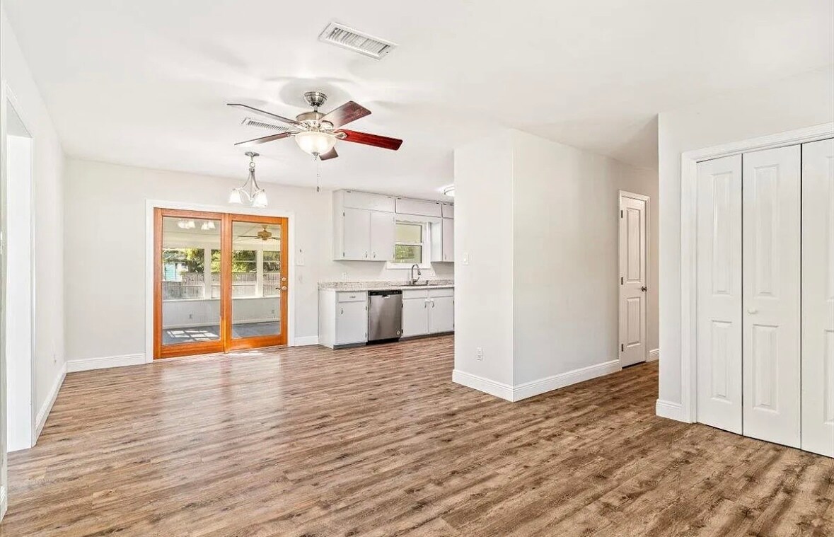 Building Photo - 194 Coral Dr SW