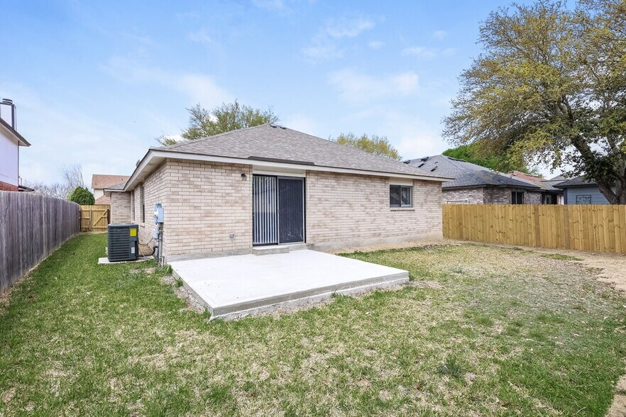 Building Photo - 8042 Swindow Cir
