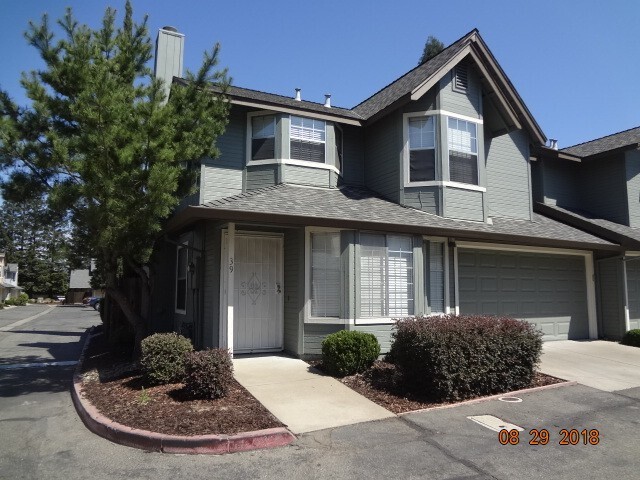 Building Photo - Beautiful 3 bedroom 2 1/2 bath Town-House Coming Soon!