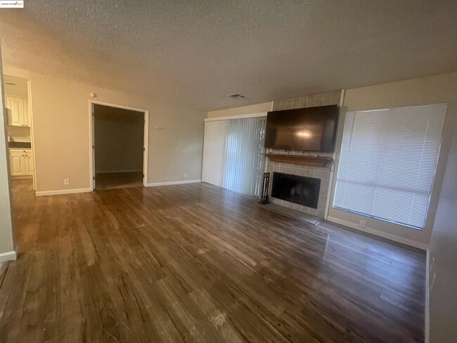 Building Photo - 2400 Sunny Ln
