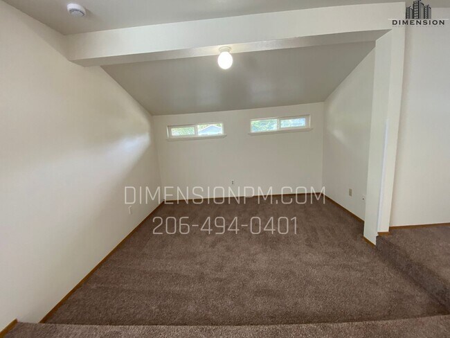 Building Photo - 5823 Fleming St